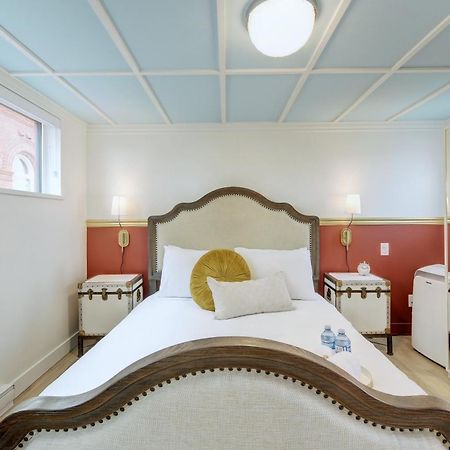 Victoria'S Parliamentary Suite With Private Rooftop Patio & Harbour View Exterior photo