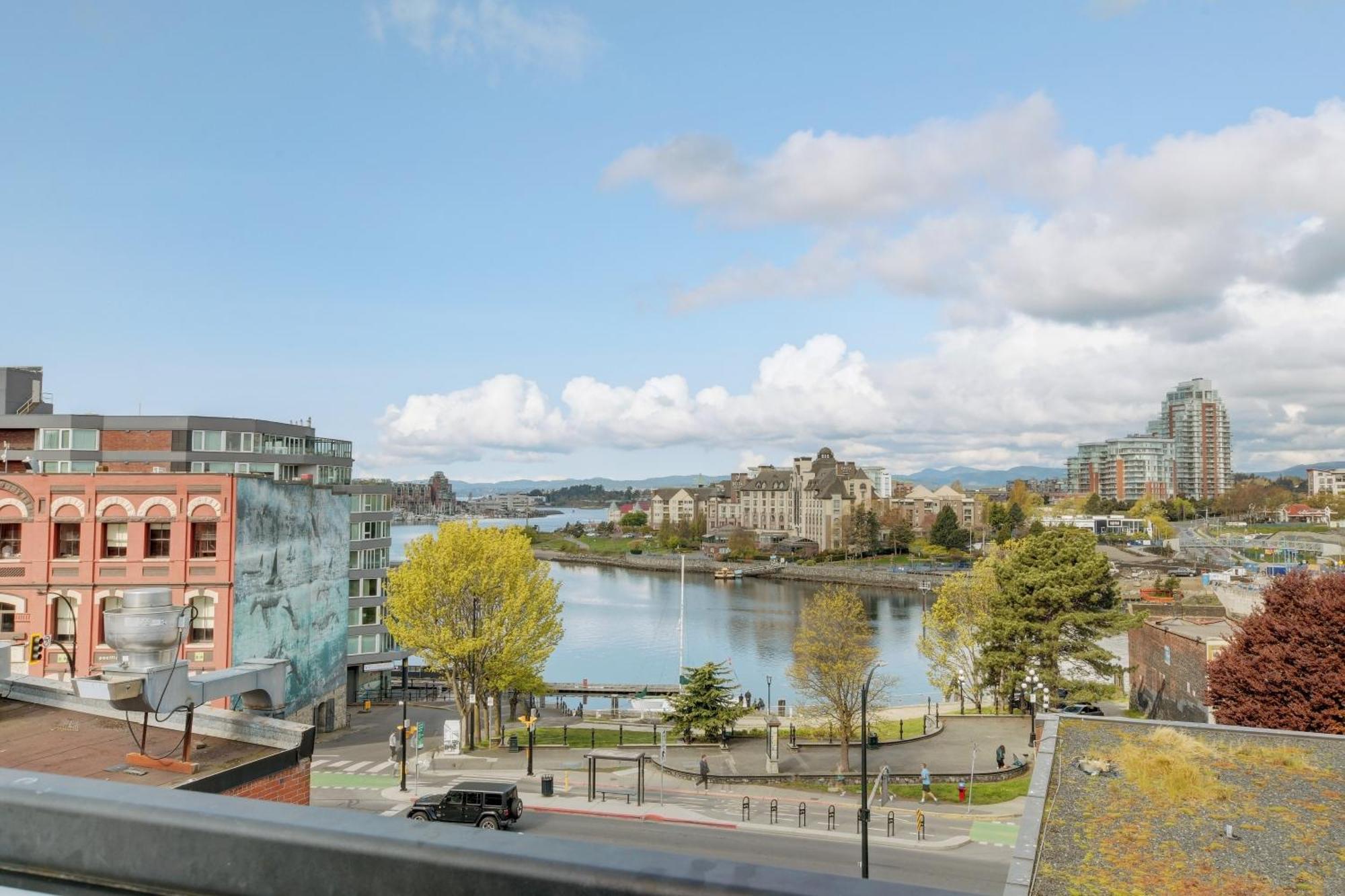 Victoria'S Parliamentary Suite With Private Rooftop Patio & Harbour View Exterior photo