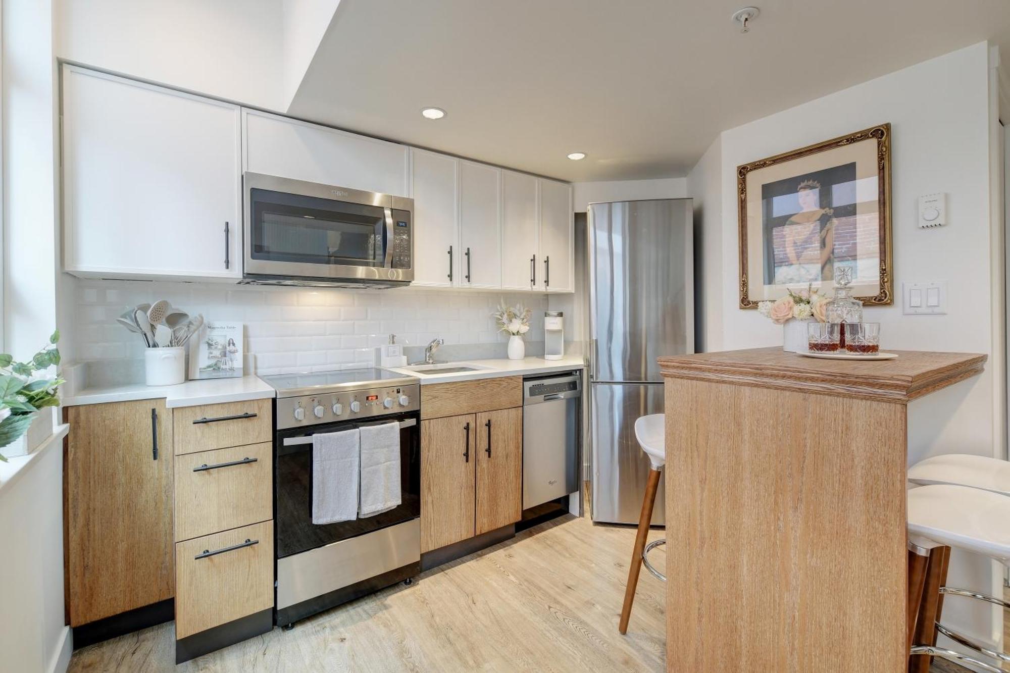 Victoria'S Parliamentary Suite With Private Rooftop Patio & Harbour View Exterior photo