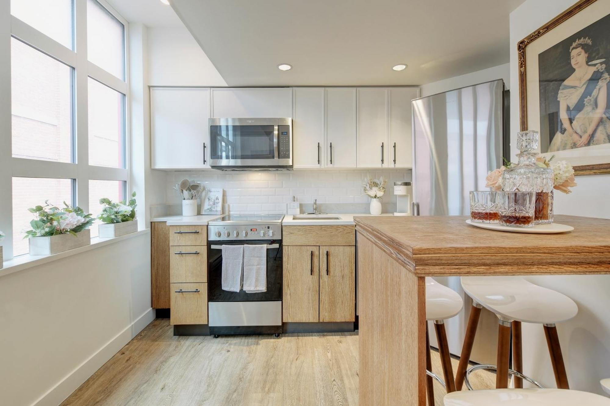 Victoria'S Parliamentary Suite With Private Rooftop Patio & Harbour View Exterior photo