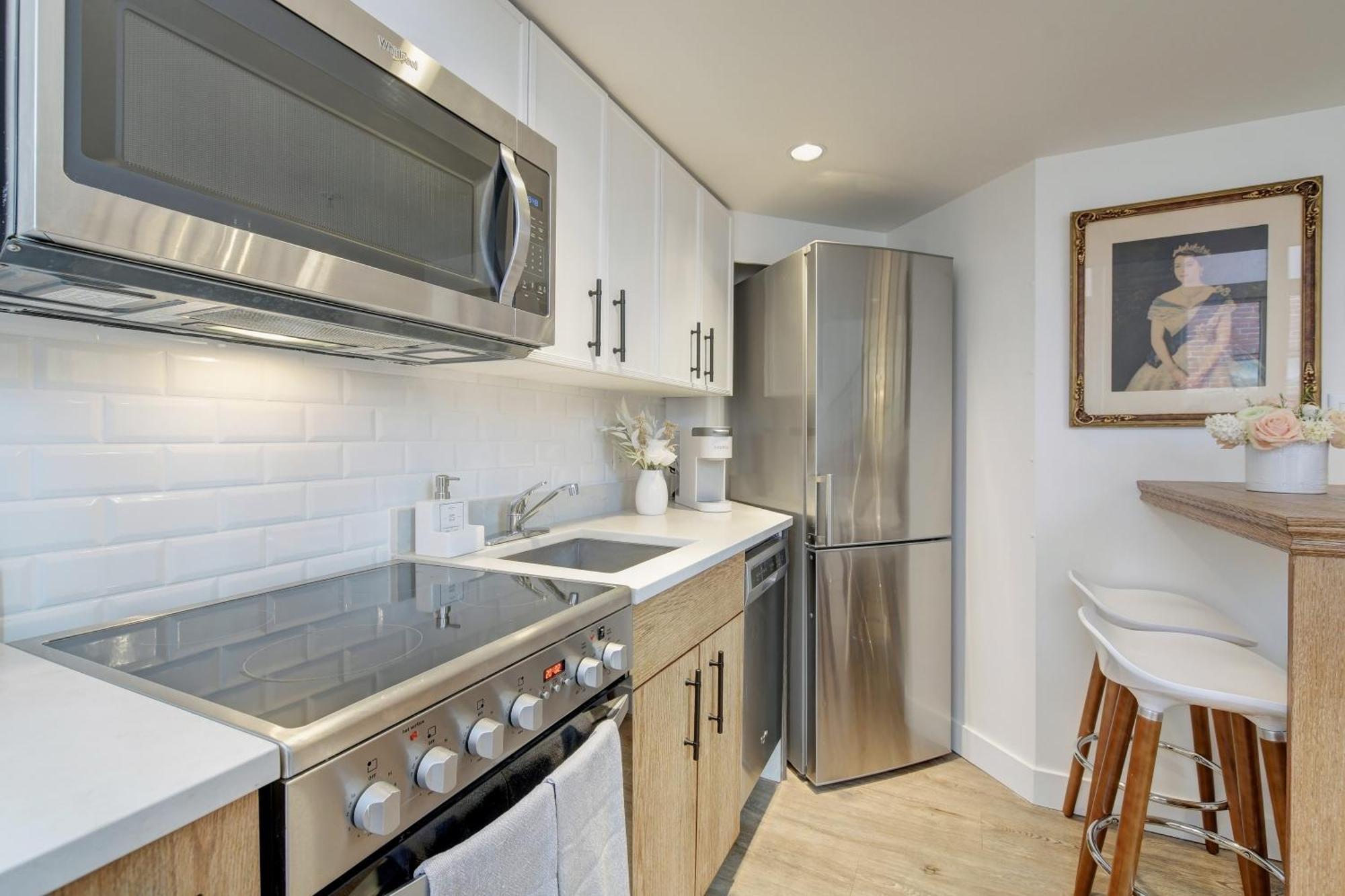 Victoria'S Parliamentary Suite With Private Rooftop Patio & Harbour View Exterior photo