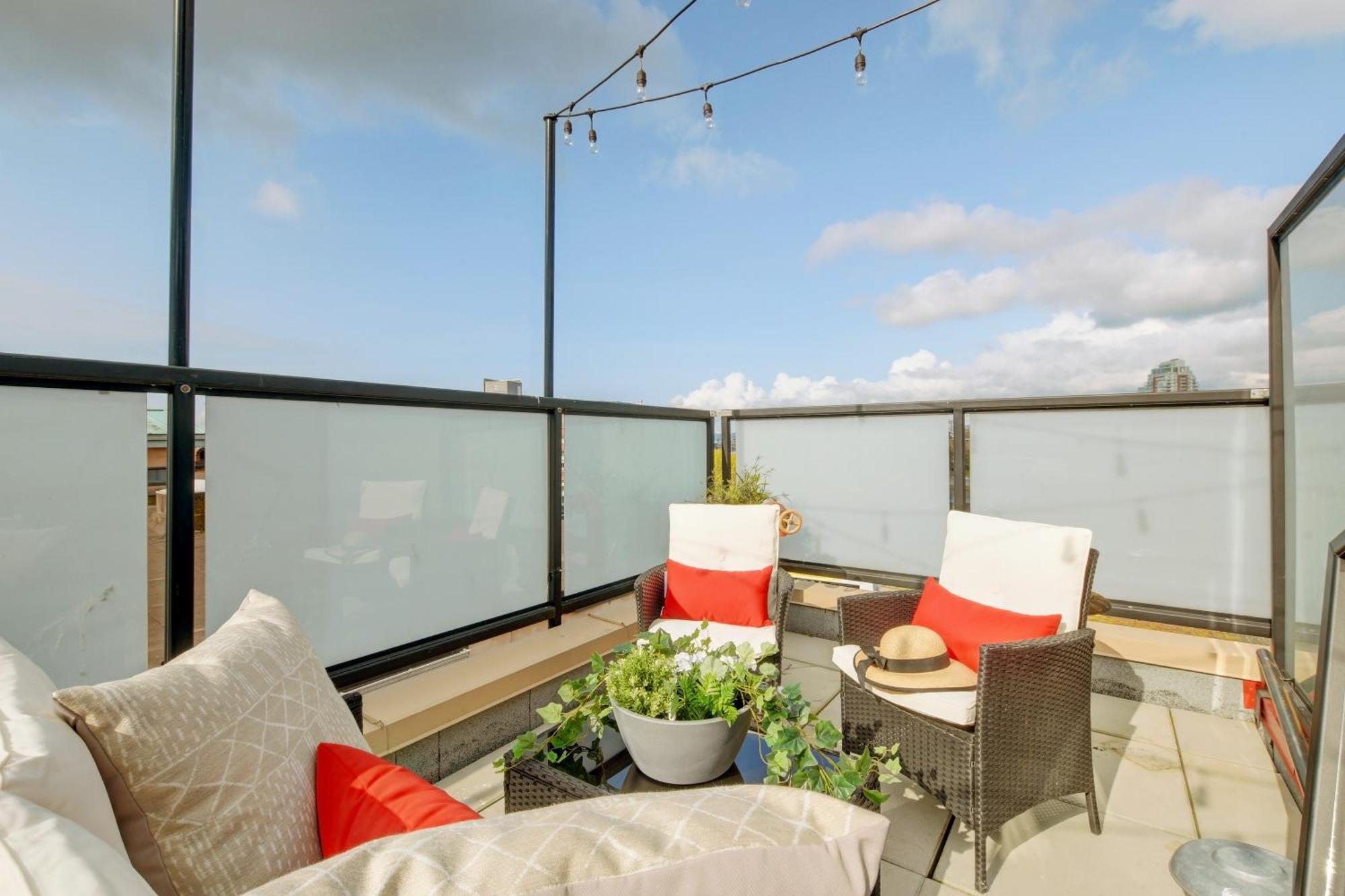 Victoria'S Parliamentary Suite With Private Rooftop Patio & Harbour View Exterior photo