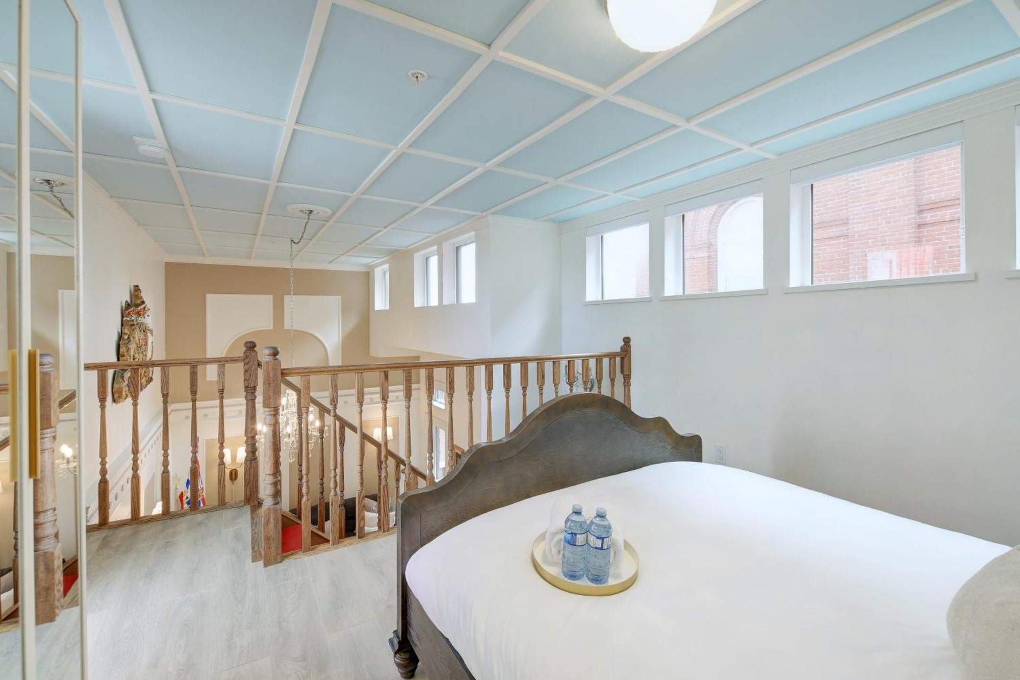 Victoria'S Parliamentary Suite With Private Rooftop Patio & Harbour View Exterior photo