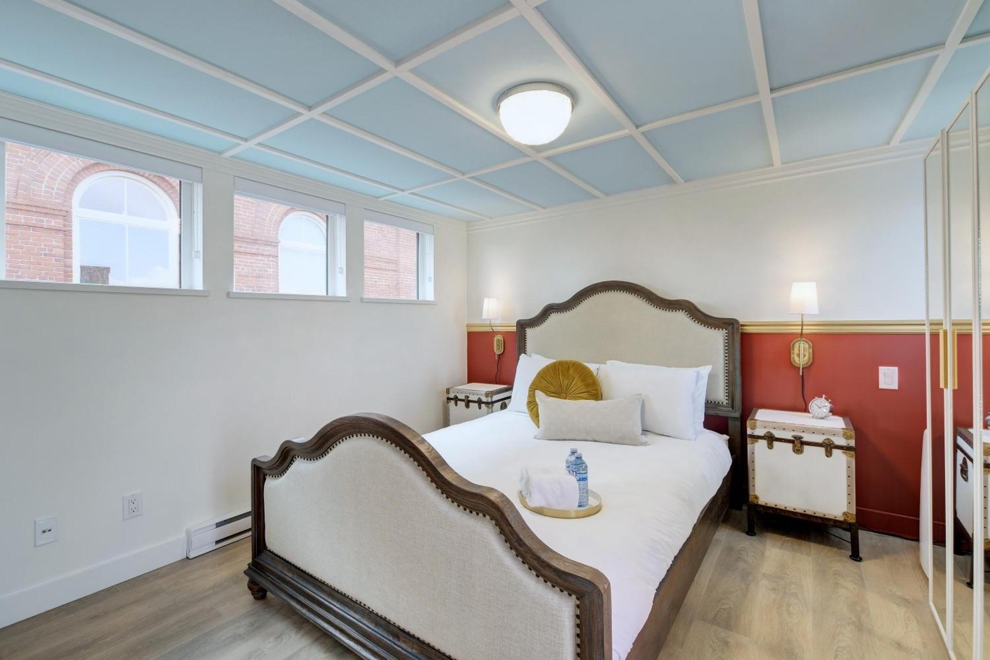 Victoria'S Parliamentary Suite With Private Rooftop Patio & Harbour View Exterior photo