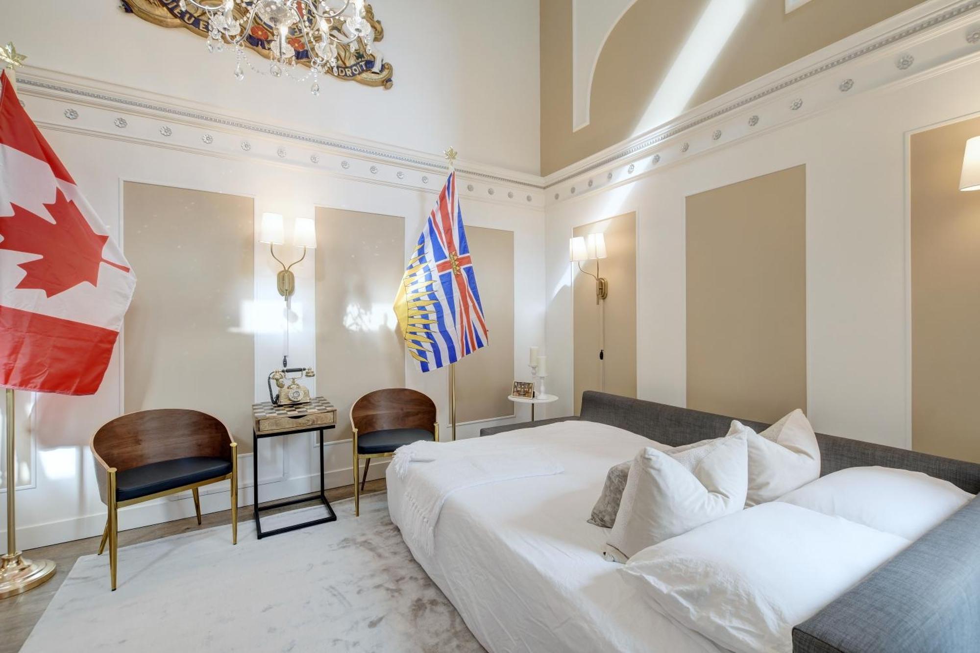Victoria'S Parliamentary Suite With Private Rooftop Patio & Harbour View Exterior photo