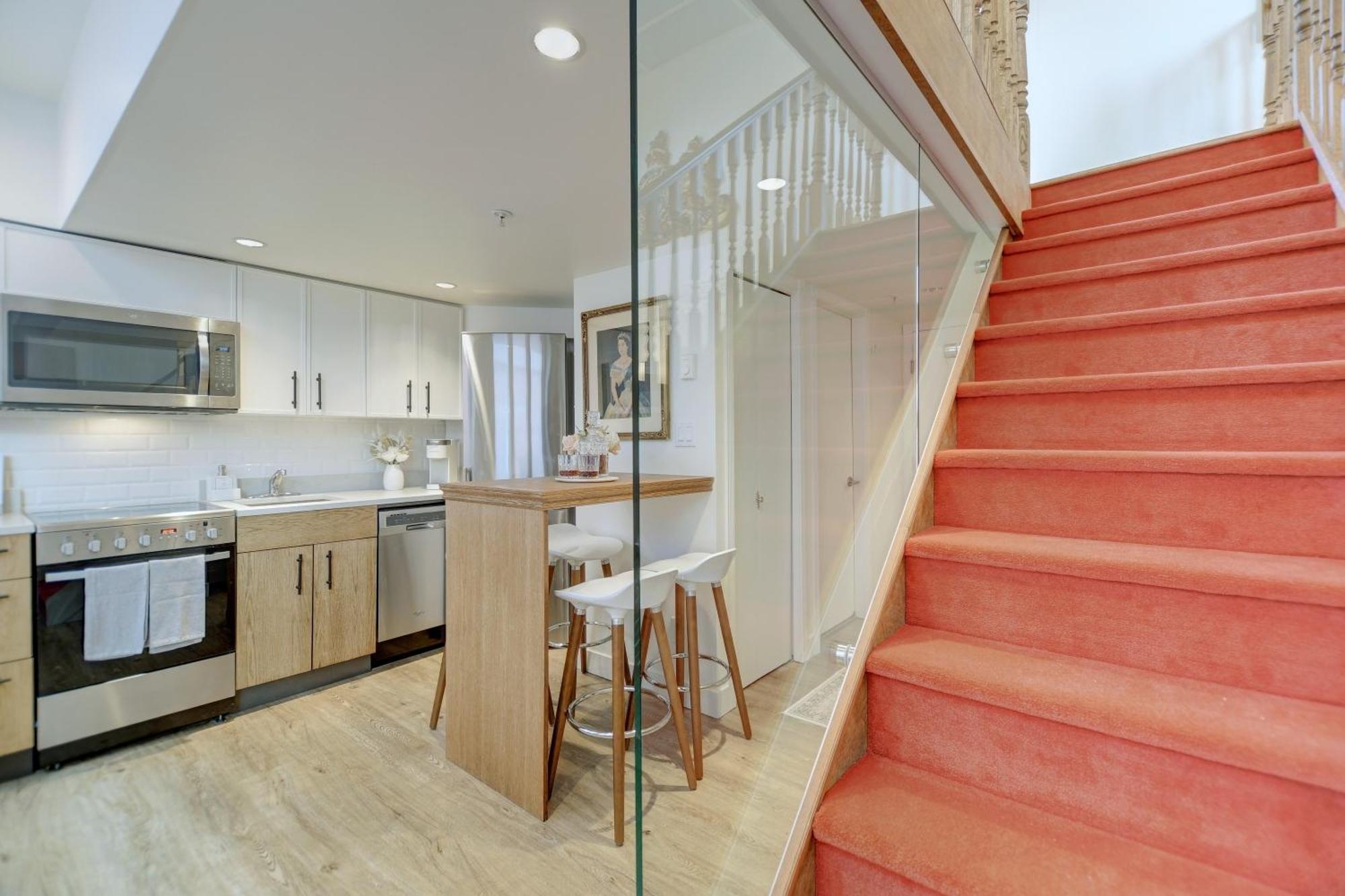 Victoria'S Parliamentary Suite With Private Rooftop Patio & Harbour View Exterior photo